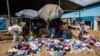 Des vêtements d'occasion sont vendus au marché de Gisozi, l'un des rares encore en activités, à Kigali, Rwanda, 8 juin 2018.