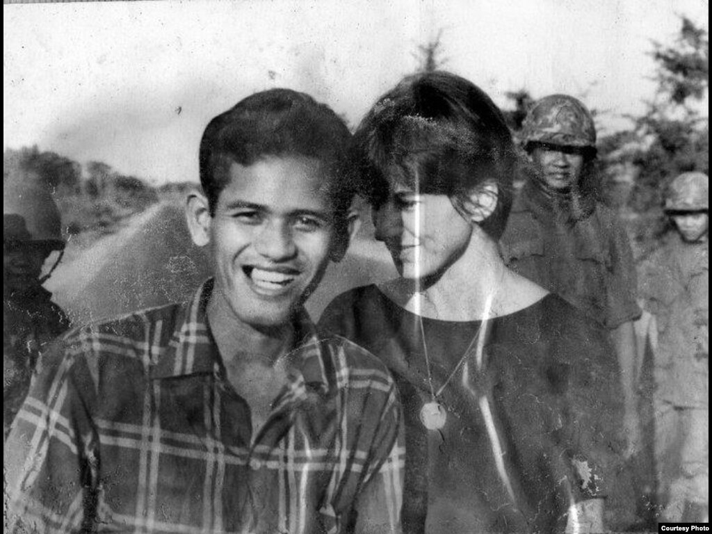 លោកស្រី Kate Webb (ស្តាំ) ជាមួយ​នឹង​លោក ឈីម សារ៉ាត់ អ្នក​បើក​រថយន្ត​ឲ្យ​លោកស្រី​ដែល​ត្រូវបាន​ចាប់​ខ្លួន ហើយ​សម្លាប់។ (Sylvana Foa/មជ្ឈមណ្ឌល​ឯកសារ​កម្ពុជា)