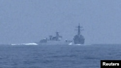 Kineski ratni brod presijeca put razaraču američke mornarice USS Chung-Hoon u Tajvanskom moreuzu