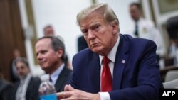 Mantan Presiden AS Donald Trump saat hadiri sidang kasus penipuan sipil di Mahkamah Agung negara bagian New York di New York City 7 Desember 2023 lalu (foto: dok). 
