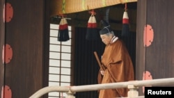 Kaisar Jepang Akihito dalam ritual "Taiirei-Tojitsu-Kashikodokoro-Omae-no-gi", upacara Kaisar melaporkan pelaksanaan upacara turun tahta, di Istana Kekaisaran di Tokyo, Jepang, 30 April 2019.