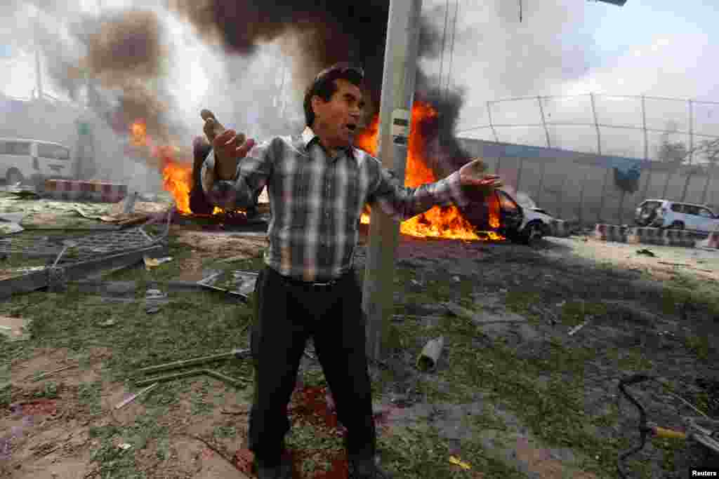 Wani dan kasar Afganistan na nuna bakinciki bayan fashewar wani bam a babban birnin Kabul dake Istambul, ranar Laraba 31 ga watan Mayu, shekarar 2017. 
