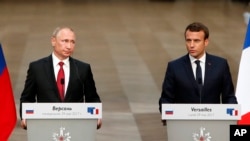 លោក Emmanuel Macron ប្រធានាធិបតី​បារាំង (រូប​ស្តា) និង​លោក Vladimir Putin ប្រធានាធិបតី​រុស្ស៊ី​ ថ្លែង​នៅ​ក្នុង​សន្និសីទ​កាសែត​មួយ​នៅ​វិមាន Versailles កាលពី ថ្ងៃទី២៩ ខែឧសភា ឆ្នាំ២០១៧។