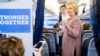 យុទ្ធនាការ​របស់​លោកស្រី​ Clinton ​ចាប់​ផ្តើម​ម្តង​ទៀត​បន្ទាប់​ពី​ជំងឺ​រោគ​រលាក​សួត ​ខណៈ​ដែល​លោក Trump ​បាន​ចោទ​សួរ​ពី​ភាព​អំណត់​​របស់​លោកស្រី