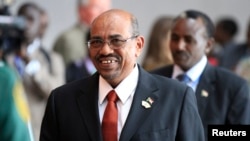 Demonstran menyerukan pembubaran pemerintahan Presiden Omar al-Bashir dalam protes hari Rabu 12/3 (foto: dok). 