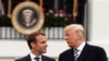 Le président américain Donald Trump s&#39;entretient avec le président français Emmanuel Macron lors de la cérémonie d&#39;arrivée officielle sur la pelouse sud de la Maison-Blanche à Washington, aux Etats-Unis, le 24 avril 2018.