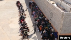 Des migrants détenus par les autorités libyennes, Tripoli, 12 octobre 2015.