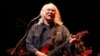 ARCHIVO - David Crosby durante una actuación benéfica en el Teatro Nokia de Los Ángeles, en octubre de 2012.