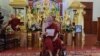 សម្តេចព្រះសង្ឃរាជ នន្ទ ង៉ែត ប្រធានគណៈសង្ឃនាយក អានសេចក្តីប្រកាសមួយស្តីពីជំងឺកូវីដ១៩ នៅវត្តបទុមវត្តី កាលពីថ្ងៃពុធ ទី១៨ ខែមីនា ឆ្នាំ២០២០។ (ណឹម សុភ័ក្រ្តបញ្ញា/VOA) 