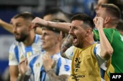 Lionel Messi melakukan selebrasi usai memenangi pertandingan sepak bola final turnamen Copa America antara Argentina dan Kolombia di Stadion Hard Rock, di Miami, Florida pada 14 Juli 2024. (Foto: AFP)