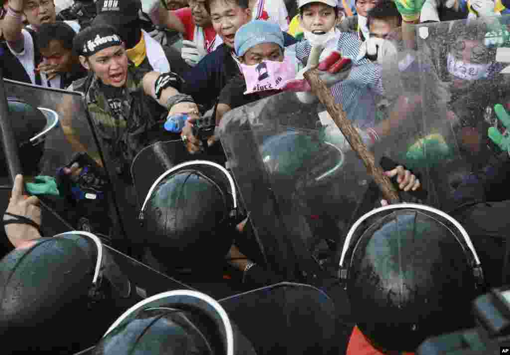 Para demonstran mengkonfrontasi polisi anti-huru-hara dalam sebuah protes di Bangkok (25/11). (AP/Wason Wanichakorn)