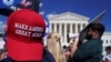 Seorang pendukung anti-aborsi yang mengenakan topi Make America Great Again berada di antara kumpulan aktivis hak aborsi yang menggelar aksi di luar gedung Mahkamah Agung AS di Washington, pada 24 Juni 2024. (Foto: Reuters/Nathan Howard)
