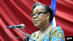 L'ex-présidente de transition centrafricaine, Catherine Samba Panza, devant le Conseil National de Transition, le 6 mai 2014. Le 28 Août 2020, Mme Samba Panza s'est portée candidate à la présidentielle. (AFP/Issouf Sanogo)