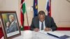 Rais Kenyatta akisaini kitabu cha maombolezo ya Rais Moi. Picha zote kwa hisani ya ikulu ya rais Kenya.