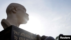 Terrence Floyd, brat pokojnog Georgea Floyda kojeg je ubio policajac, reaguje tokom otkrivanja Floydove statue, u sklopu proslave 16. juna, u Bruklinu, Njujork, 19. juna 2021.