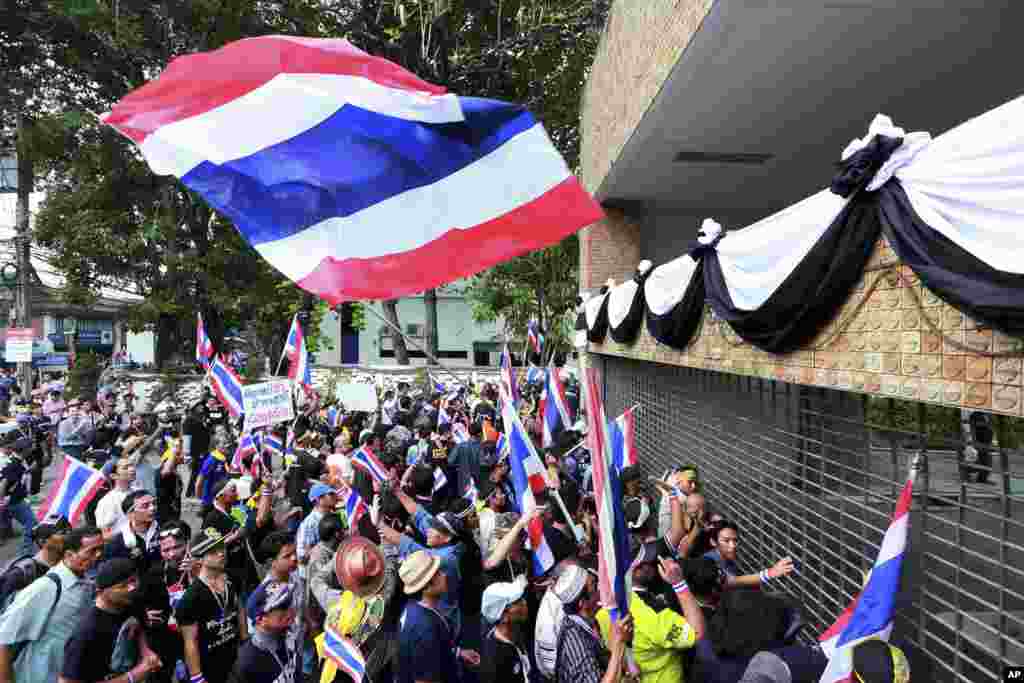 Para demonstran anti-pemerintah di Bangkok (25/11). (AP/Wason Wanichakorn) 
