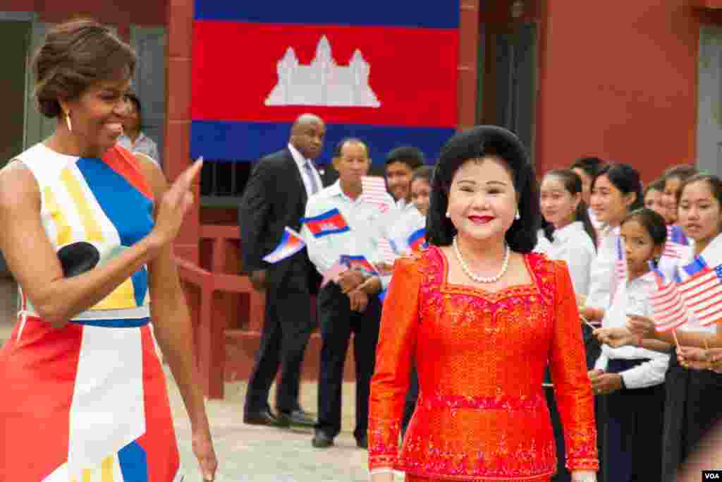 លោកស្រី Michelle Obama និង​លោកស្រី​ប៊ុន រ៉ានី បាន​ទៅ​ដល់​វិទ្យាល័យ​ហ៊ុន សែន ប្រាសាទ​បាគង ដែល​មាន​ចម្ងាយ​ប្រមាណ​ជា​៤០​គីឡូម៉ែត្រ​ពី​ក្រុង​សៀមរាប​នៅ​ថ្ងៃសៅរ៍​ទី២១ ខែមីនា ឆ្នាំ២០១៥ ដើម្បី​ចាប់ផ្តើម​&laquo;គម្រោង​ផ្តល់​ឱកាស​ឲ្យ​ក្មេង​ស្រី​បាន​សិក្សា&raquo; &#39;Let Girls Learn&#39;។