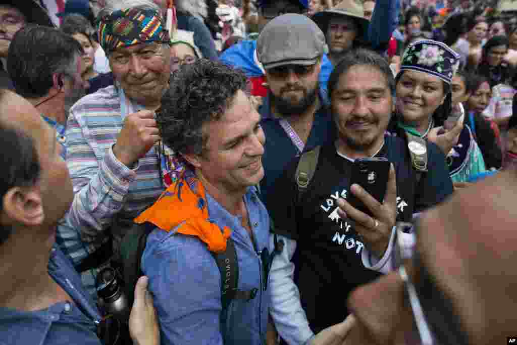 Aktor dan aktivis Mark Ruffalo (tengah, kiri) dan aktor Leonardo DiCaprio (tengah, kanan), bergabung bersama para peserta Pawai Iklim Rakyat di New York City (21/9).&nbsp;(AP/Craig Ruttle) 