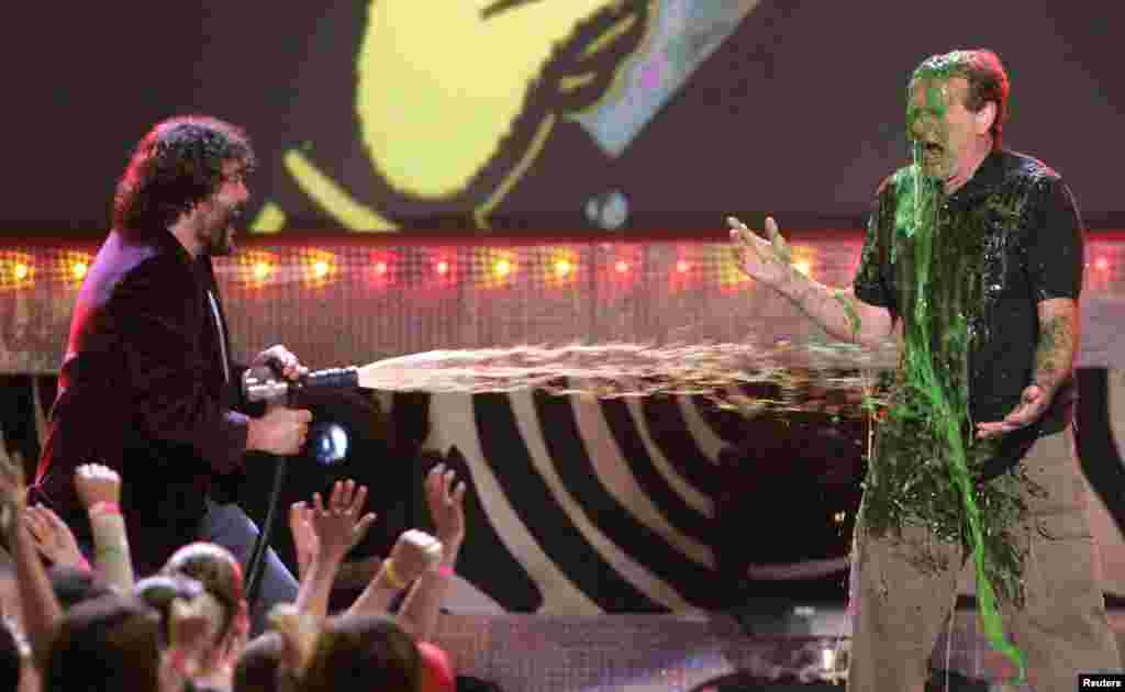 Actor Robin Williams (R) gets slimed by show host Jack Black at the 19th annual Nickelodeon's Kids' Choice Awards at UCLA's Pauley Pavilion in Los Angeles, April 1, 2006. 