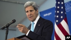Menteri Luar Negeri AS John Kerry berbicara pada konferensi pers di Kedubes Amerika di Juba, Sudan Selatan (2/5). (AP/Saul Loeb)