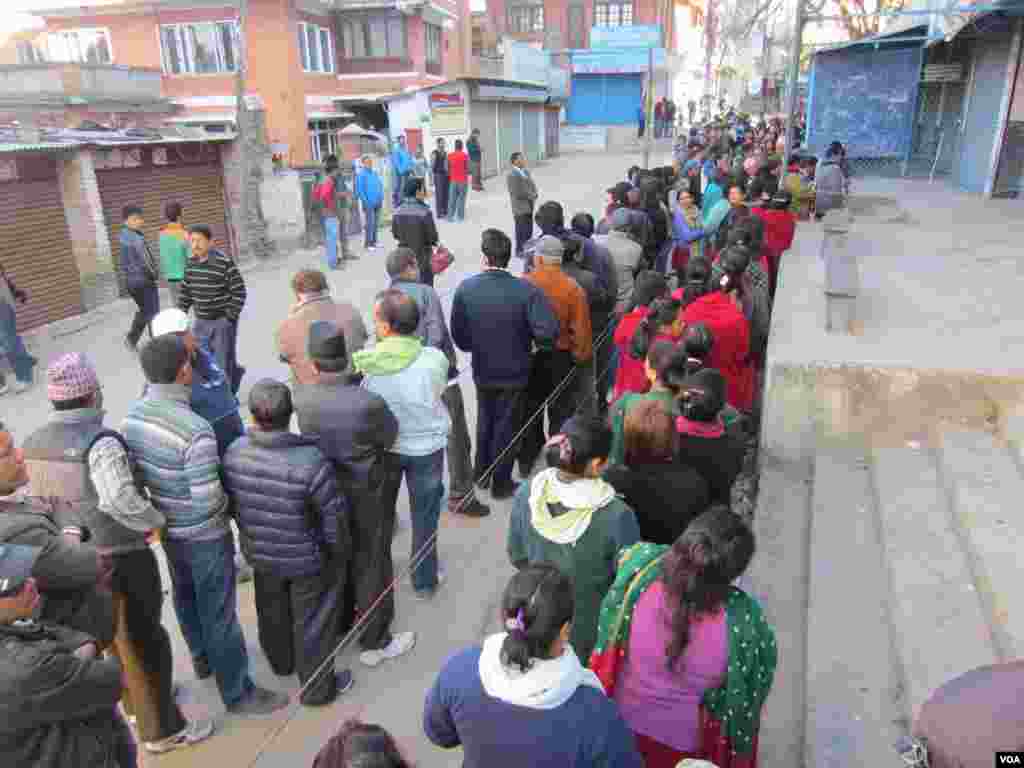 Voters lined up to cast ballots in Kathmandu, Nov. 19, 2013. (Aru Pande/VOA)