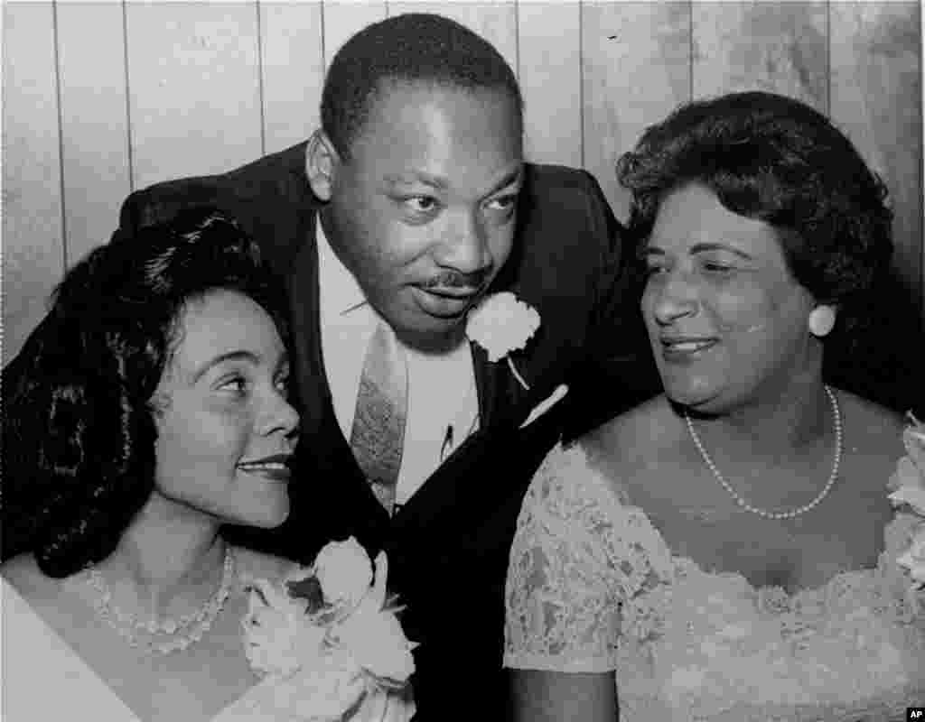 លោក Martin Luther King, Jr. ជជែក​ជាមួយ​លោកស្រី Coretta ដែល​ជា​ភរិយា​របស់​លោក និង​លោកស្រី Constance Baker Motley ដែល​ជា​ម្ចាស់​ពានរង្វាន់​សិទ្ធិ​ស៊ីវិល មុន​ពេល​ចាប់​ផ្តើម​នៃ​ពិធី​ទទួល​ទាន​អាហារ​របស់​សន្និសីទ​ភាព​ជា​អ្នក​ដឹកនាំ​ក្នុង​សាសនា​គ្រិស្ត​នៅ​ភាគ​ខាង​ត្បូង​ (Southern Christian Leadership Conference) ក្នុង​ក្រុង Birmingham រដ្ឋ Alabama កាលពី​ថ្ងៃទី៩ ខែសីហា ឆ្នាំ១៩៦៥។