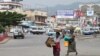 Des vendeuses portent leurs produits dans les rues de Bujumbura, le 3 février 2016. (Photo: REUTERS/Jean Pierre Aime Harerimama)