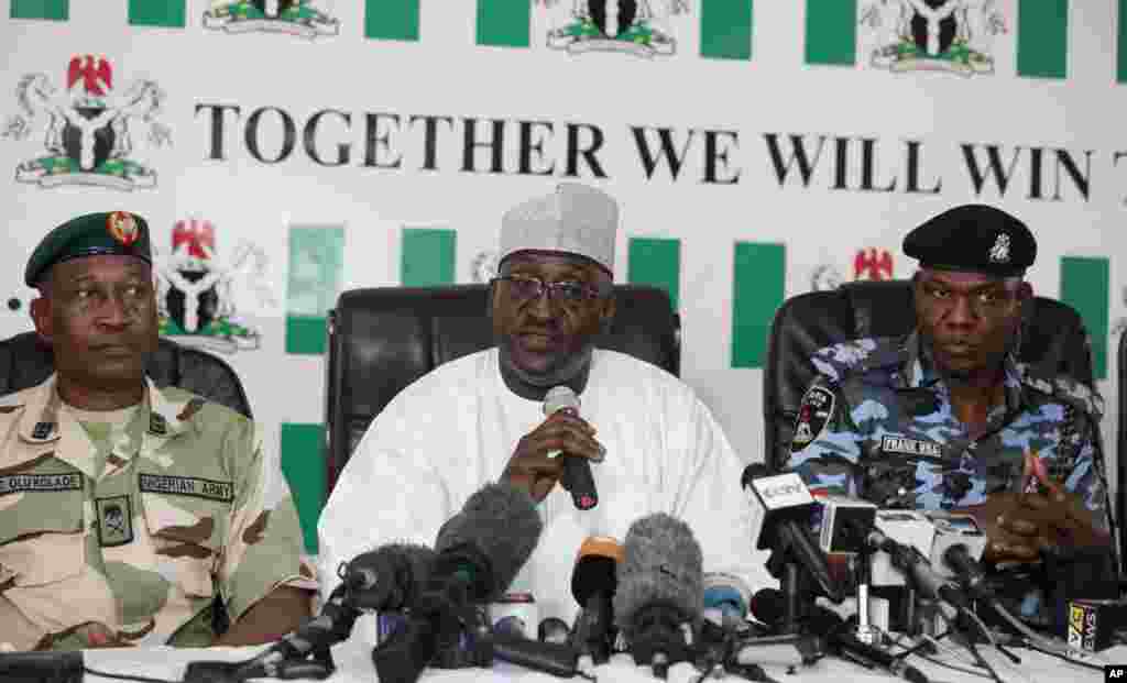 Brig. Gen. Chris Olukolade, Nigeria&#39;s top military spokesman (left), Director General, National Orientation Agency, Mike Omeri (center) Frank Mba National police spokesman attend a press conference on the abducted school girls in Abuja, Nigeria, May 12, 2014.