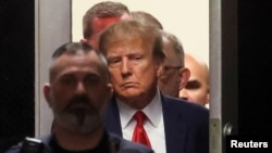 Bivši predsjednik Donald Trump stiže u sudnicu Krivičnog suda na Manhattanu, 4. april 2023.