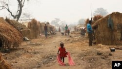 Un enfant traverse un camp de réfugiés à Kaga-Bandoro, en Centrafrique, le 16 février 2016.