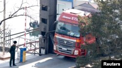 지난 2013년 4월 북한 번호판을 단 화물차가 신의주에서 '중조우호교'를 건너 중국 단둥으로 입경하고 있다. (자료사진)