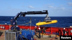 Bluefin 21, kendaraan bawah laut otonom Artemis (AUV), diangkat ke atas kapal Australia Ocean Shield setelah berhasilnya uji coba di Samudera Hindia bagian selatan (Foto: dok).