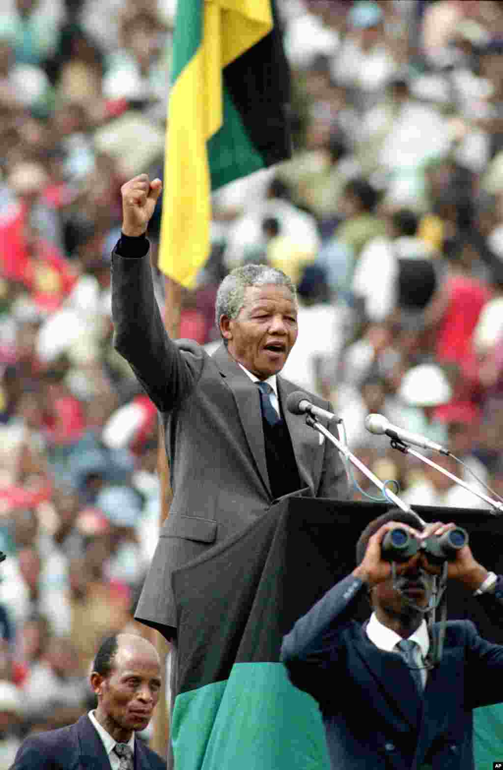 Pemimpin dan simbol anti-apartheid, Nelson Mandela, tampil di hadapan 120.000 pendukung ANC di stadiun sepak bola Soweto, dekat Johannesburg, Afrika Selatan, 13 Februari 1990.
