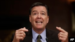 លោក​ James Comey នាយក​ការិយាល័យ FBI ផ្តល់​សក្ខីកម្ម​នៅ​វិមាន​សភា Capitol Hill កាលពី​ថ្ងៃទី៣ ខែឧសភា ឆ្នាំ២០១៧ នៅ​ចំពោះ​មុខ​គណៈកម្មាធិការ​យុត្តិធម៌​របស់​ព្រឹទ្ធសភា។ 