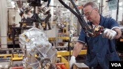 Seorang pegawai perusahaan mobil General Motors sedang merakit salah satu bagian kendaraan di sebuah pabrik GM di AS.