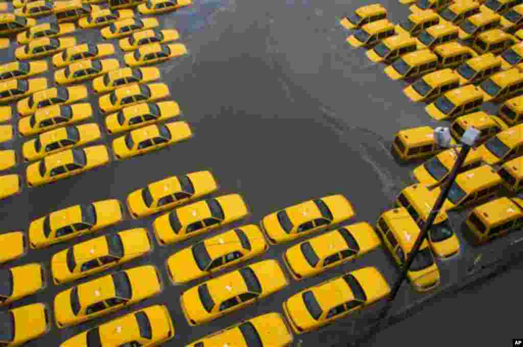 Tempat parkir yang dipenuhi taksi khas New York berwarna kuning digenangi air akibat badai super Sandy, di&nbsp;Hoboken, New Jersey (30/10).
