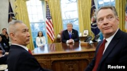 Le vice-Premier ministre chinois Liu He et le représentant américain au Commerce, Robert Lighthizer, lors d’une réunion avec le président américain Donald Trump dans le bureau ovale de la Maison-Blanche à Washington, le 22 février 2019. REUTERS 