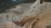L'eau coule à travers le barrage du Grand Renaissance en Éthiopie alors que continuent des travaux de construction sur le Nil à Guba Woreda