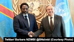Le président Joseph Kabila de la RDC et le secrétaire général des Nations unies Antonio Guterres échangent une poignée des mains en marge de la 71e assemblée générale de l’ONU, New York, 23 septembre 2017. (Twitter/ Barbara NZIMBI‏ @BNzimbi)
