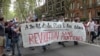Demonstranti nose transparent tokom demonstracija protiv francuskih ograničenja, uključujući i obavezne zdravstvene propusnice usred pandemije koronavirusa u Toulouseu, Francuska, 11. septembra 2021. godine.