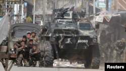 Sojojin Gwamnatin Phillipines Yayin Da Suke Fafatawa Da 'Yan Tsageru.