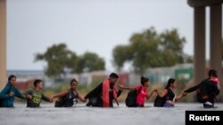 Migranti nastavljaju da pristižu na američko-meksičku granicu preko rijeke Rio Grande, što se vidi iz Piedras Negrasa