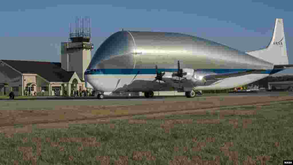 Pesawat kargo NASA &#39;Super Guppy&#39; yang membawa tangki bahan bakar roket, mendarat di kota Huntsville, negara bagian Alabama, AS.