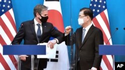 토니 블링컨 미 국무장관(왼쪽)과 정의용 한국 외교장관이 지난 3월 한국에서 기자회견을 마치고 인사하고 있다. (자료사진)