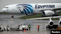 យន្តហោះ​របស់​ក្រុមហ៊ុន EgyptAir ត្រៀម​ហោះហើរ​ពី​ក្រុង​ប៉ារីស​ទៅ​ក្រុង​គែរ បន្ទាប់​ពី​យន្តហោះ MS804 បាត់​ពី​រ៉ាដា នៅ​ក្នុង​ក្រុង​បារីស ប្រទេស​បារាំង កាលពី​ថ្ងៃទី១៩ ខែឧសភា ឆ្នាំ២០១៦។