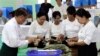 ၂၀၁၀ ရွေးကောက်ပွဲ ကျင်းပစဉ်က ဆန္ဒမဲတွေ ရေတွက်နေစဉ်။ 