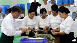 ၂၀၁၀ ရွေးကောက်ပွဲ ကျင်းပစဉ်က ဆန္ဒမဲတွေ ရေတွက်နေစဉ်။ 