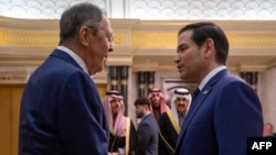 Ruski šef diplomatije Sergej Lavrov rukuje se sa američkim državnim sektretarom Markom Rubijom tokom sastanka u Rijadu(Foto: SPA / AFP)
