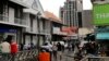 Des passants aux abords du bâtiment de la Commercial Bank of Mauritius, à Port Louis, Île Maurice, le 5 août 2015. (Photo: REUTERS/Jacky Naegelen)