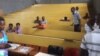 Dans l'université du Burundi, dans un amphithéâtre du bâtiment droit et des lettres et sciences humaines, à Bujumbura, le 7 mars 2017. (VOA/Christophe Nkurunziza)